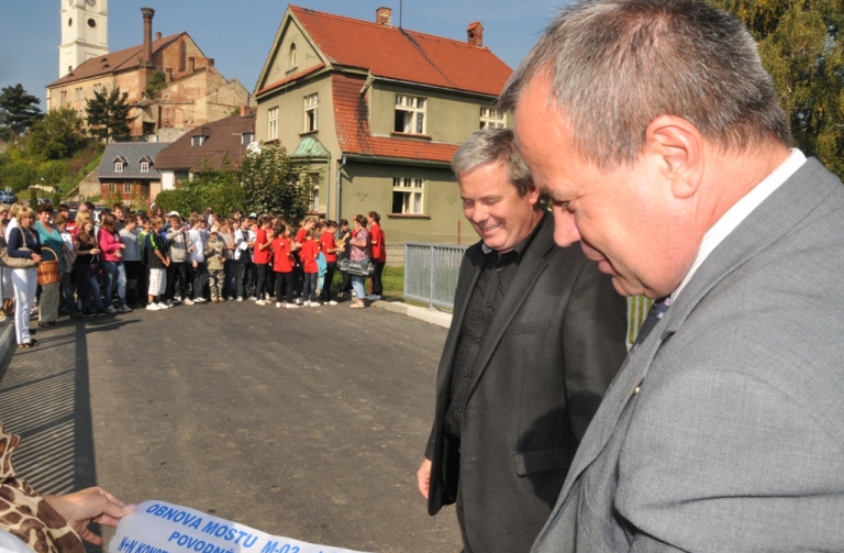 Hejtman se starosto otevřeli most v tyršově ulici za účasti dětí místní ZŠ.